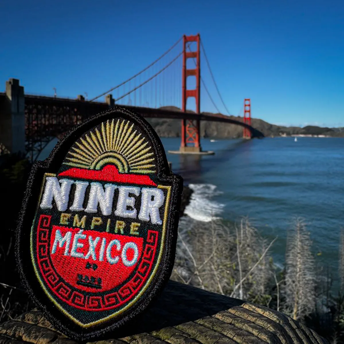 Parche bordado de Niner Empire México con el puente Golden Gate al fondo