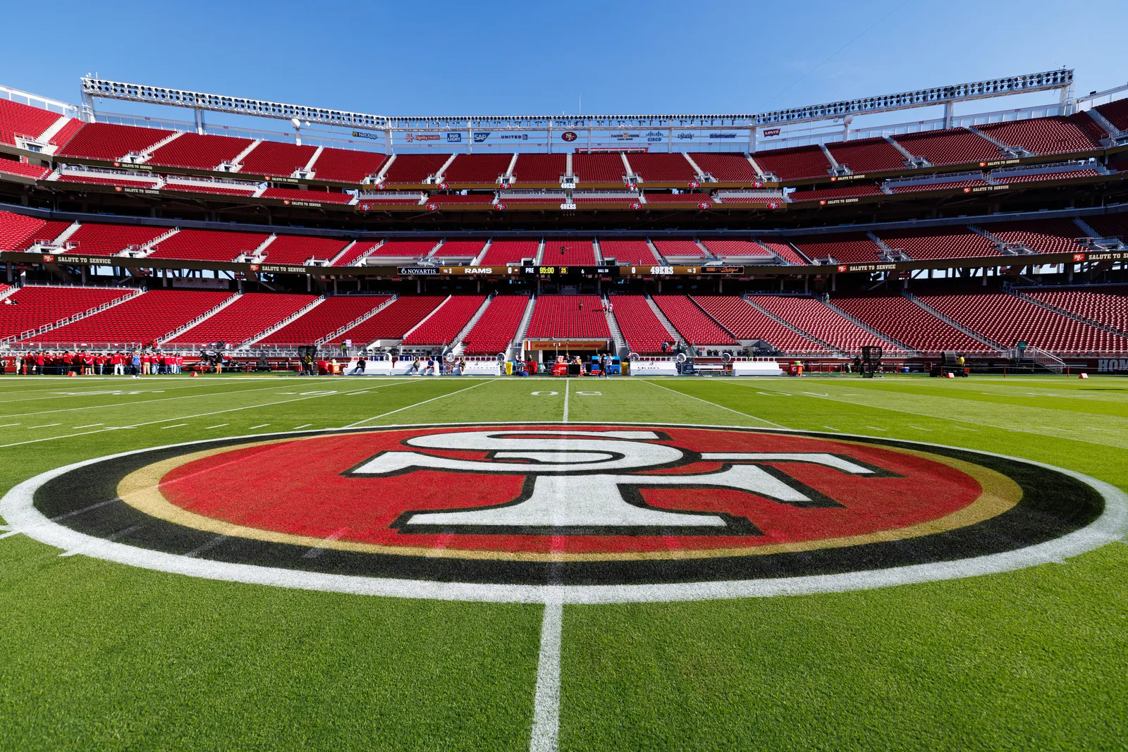 Cancha de Levi's Stadium con el logo de los 49ers